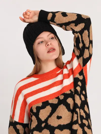 Черная вязаная шапка-ушанка